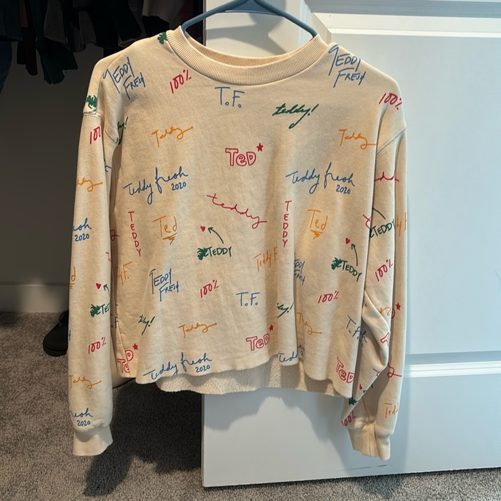 TEDDY FRESH Graphic Font Cropped Crewneck Sweatshirt